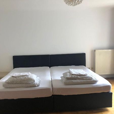A Private Room In A Shared Apartment Viena Exterior foto